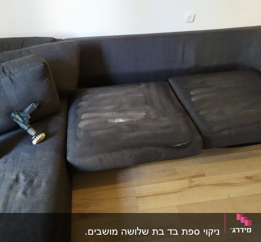 ספה אפורה עם סימני ניקוי, מברשת ומרסס